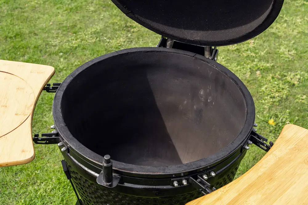 Een lege en schone barbecue