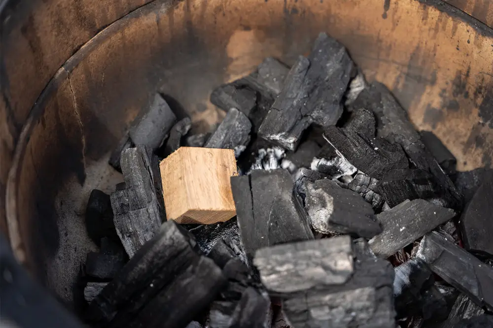 Rookhout op de hete kolen leggen
