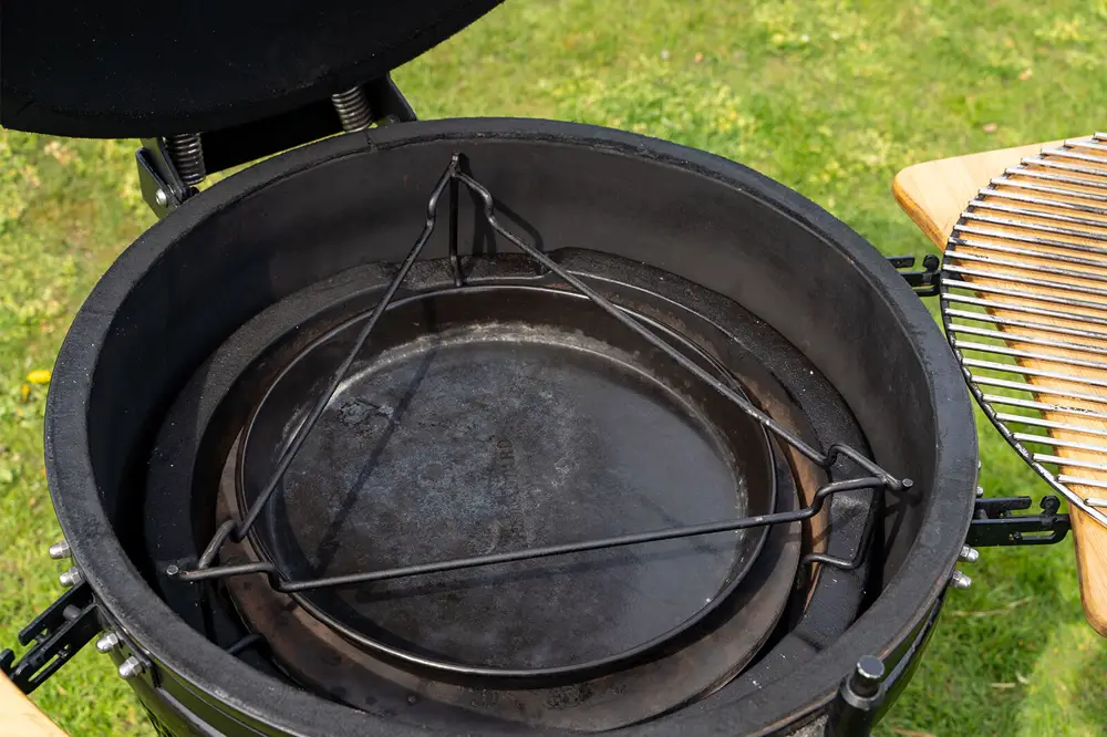 Drip pan in de barbecue plaatsen