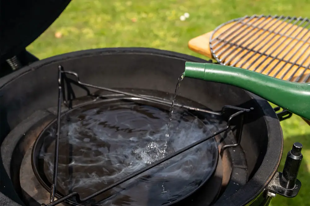 Drip pan vullen met heet water