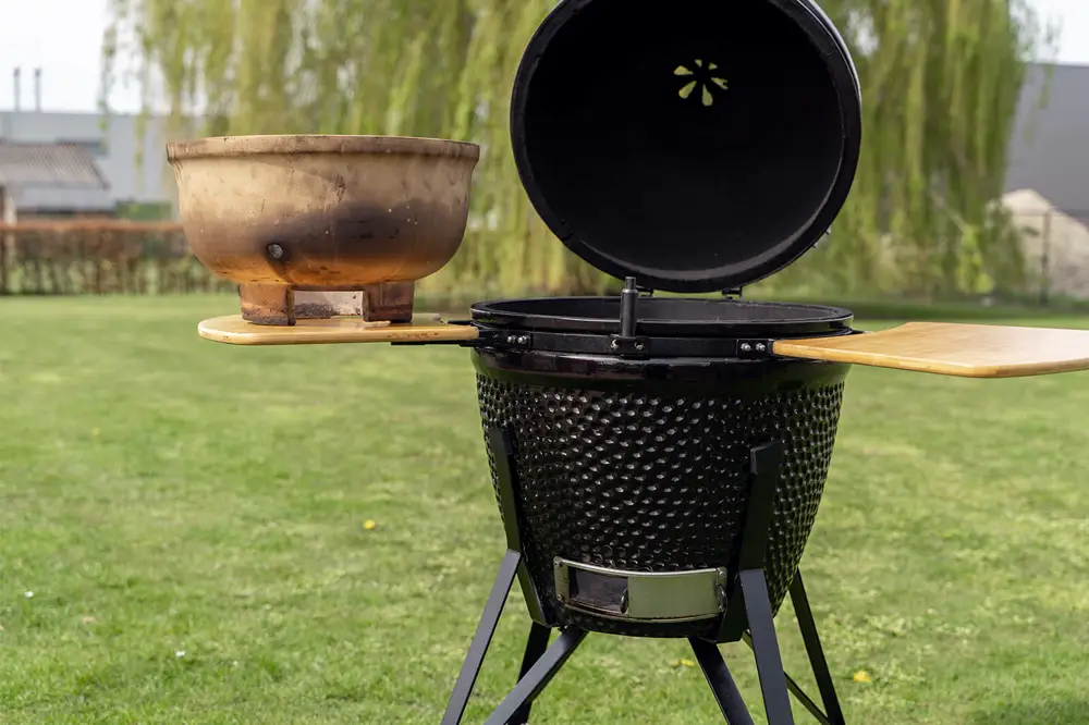 Binnenbak en klein kolenrooster van de barbecue