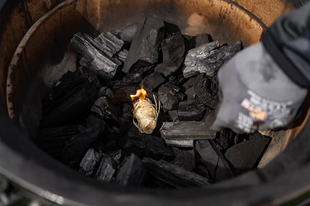 Brandend houtnestje tussen de kolen