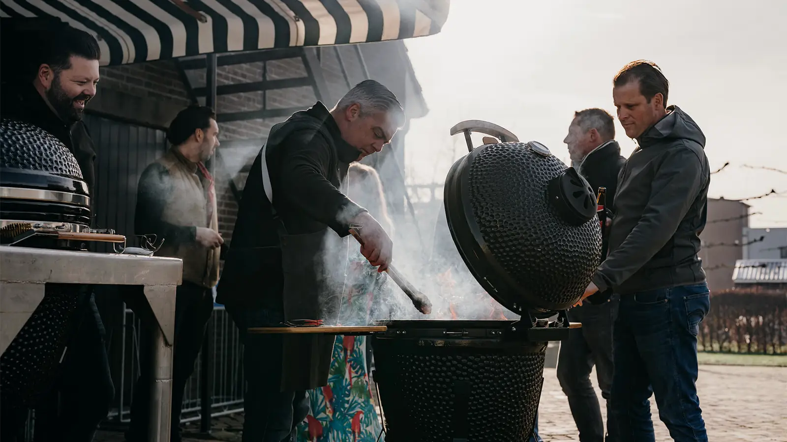 Barbecue aansteken met gloeiende briketten