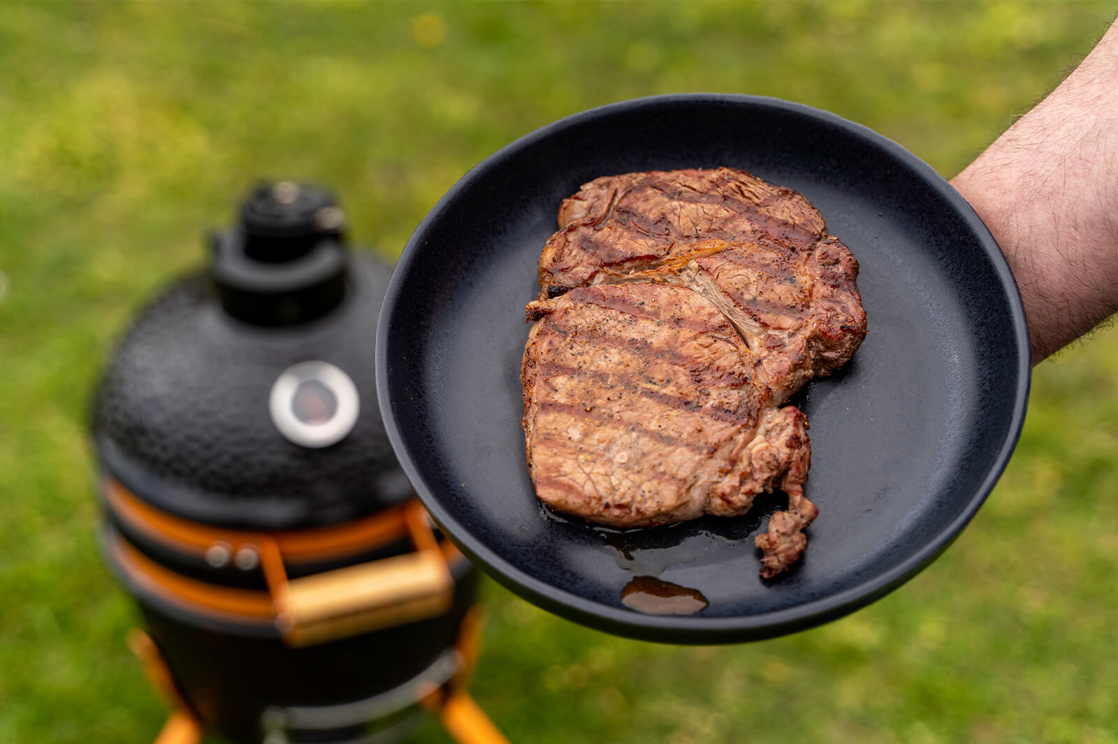 Rib-eye steak gebakken op de barbecue